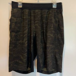 Lululemon Mens License to Train Shorts (Green Camo) (size L)
